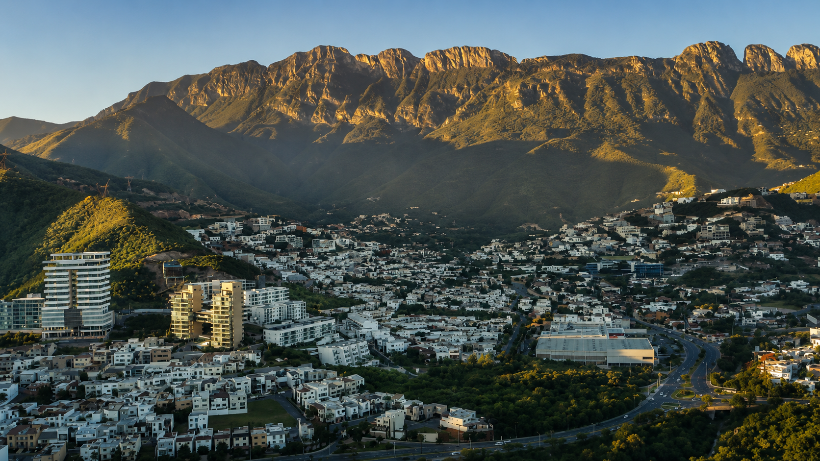 Skyline de Monterrey con la Sierra Madre al fondo